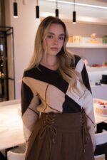 CAMISOLA TRICOT GEOMÉTRICA CASTANHO E CRU PONTO CHIC - Image 4