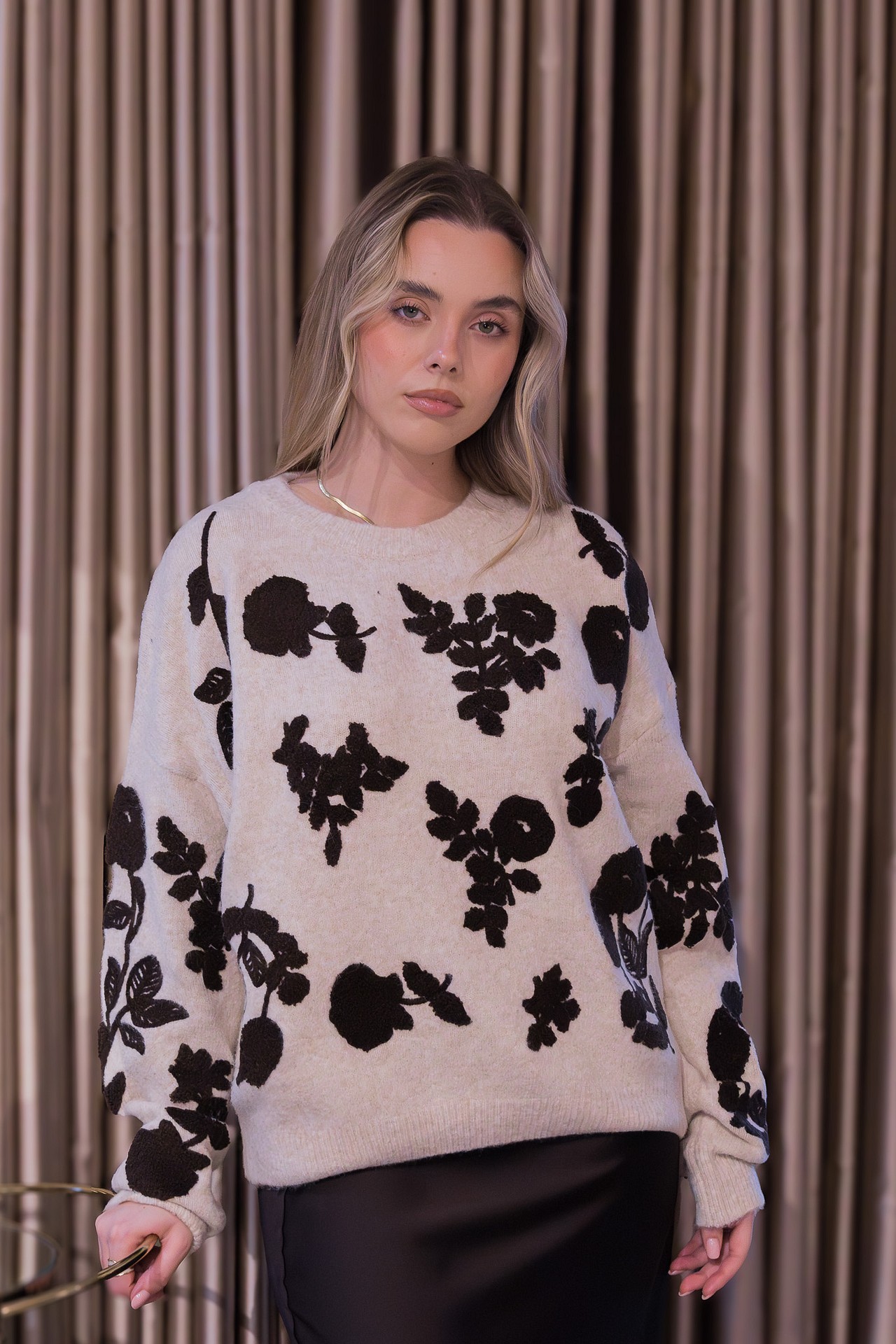 galleries_143803f8-b550-4002-bd22-6715da8337d3_99752f11-d477-4429-8a9e-c97fda40e0a5_v2__thumb_l CAMISOLA BEGE COM FLORES PONTO CHIC - Image 1