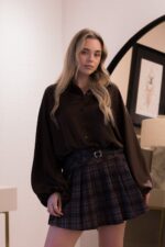 CAMISA CASTANHA CURTA ACETINADA PONTO CHIC