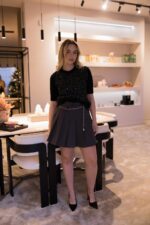 SAIA CINZA PLISSADA COM CINTO DE CORRENTE PONTO CHIC