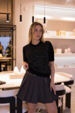 SAIA CINZA PLISSADA COM CINTO DE CORRENTE PONTO CHIC - Image 2