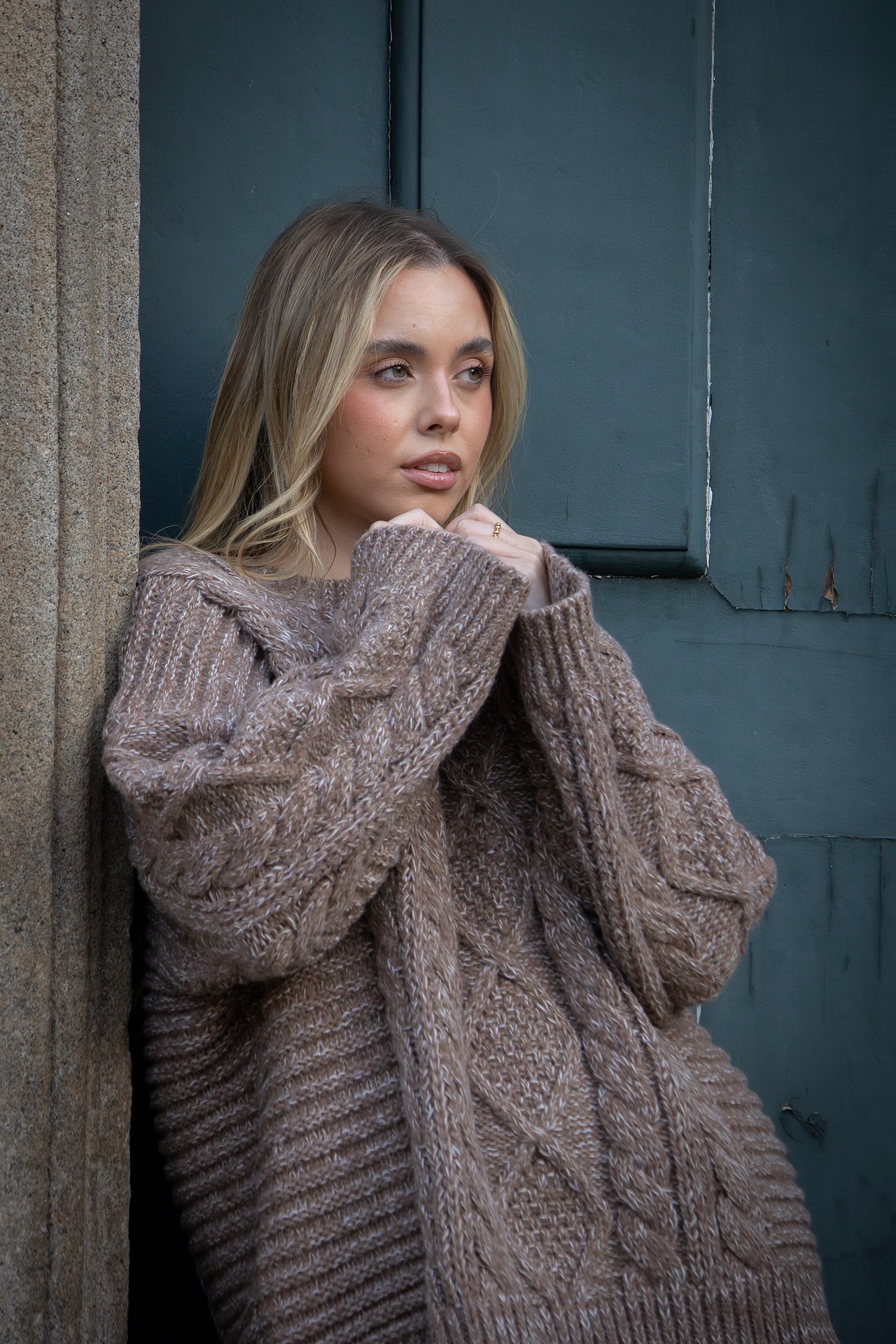 galleries_14e6fbd9-454e-4c25-bdf5-457f4f4d9247_41c3de29-5bb2-407a-aca3-5dee47f1a7c1_v2__thumb_l CAMISOLA DE MALHA ENTRANÇADA CASTANHA PONTO CHIC - Image 1