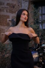 VESTIDO CURTO PRETO COM FLOR IMPERIAL - Image 3