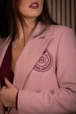 BLAZER ROSA COM EMBLEMA BORDADO SAHOCO - Image 3