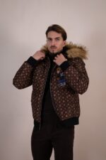 CASACO ACOLCHOADO CASTANHO COM URSO E CAPUZ GIANNI KAVANAGH