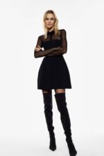 VESTIDO PRETO COM MANGAS EM TULE E CINTO IMPERIAL