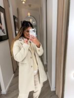 CASACO COM LAPELA CLÁSSICA E BOTÕES DOURADOS BEGE CLARO PONTO CHIC