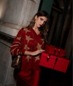 MALHA TRICOT VERMELHA COM ESTRELAS DOURADAS RUGA