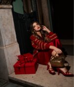 MALHA TRICOT VERMELHA COM ESTRELAS DOURADAS RUGA - Image 4