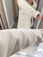 CASACO COM LAPELA CLÁSSICA E BOTÕES DOURADOS BEGE CLARO PONTO CHIC - Image 4