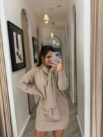 VESTIDO BEGE COM LENÇO INTEGRADO PONTO CHIC