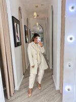 CASACO COM LAPELA CLÁSSICA E BOTÕES DOURADOS BEGE CLARO PONTO CHIC - Image 3