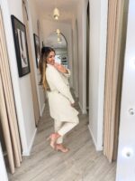 CASACO COM LAPELA CLÁSSICA E BOTÕES DOURADOS BEGE CLARO PONTO CHIC - Image 2