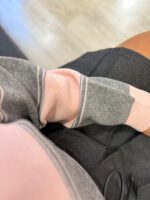 POLO CINZA E ROSA COM DECOTE EM V PONTO CHIC - Image 5