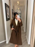 CASACO COM CINTO CASTANHO PONTO CHIC - Image 4