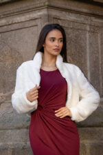 CASACO CURTO EM PÊLO COM APLICAÇÃO JOIA BRANCO PONTO CHIC - Image 2