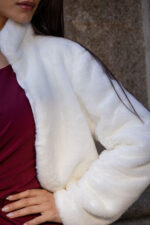 CASACO CURTO EM PÊLO COM APLICAÇÃO JOIA BRANCO PONTO CHIC - Image 3