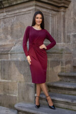 VESTIDO COM DRAPEADO E ARGOLA DECORATIVA BORDÔ PONTO CHIC