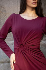 VESTIDO COM DRAPEADO E ARGOLA DECORATIVA BORDÔ PONTO CHIC - Image 3