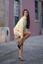 SAIA BEGE COM APLICAÇÃO DE LANTEJOULAS FLORAIS PONTO CHIC - Image 5