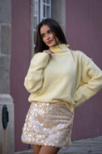 SAIA BEGE COM APLICAÇÃO DE LANTEJOULAS FLORAIS PONTO CHIC