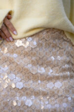 SAIA BEGE COM APLICAÇÃO DE LANTEJOULAS FLORAIS PONTO CHIC - Image 2