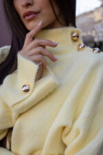 CAMISOLA DE MALHA AMARELA COM BOTÕES DOURADOS PONTO CHIC - Image 3