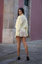 CAMISOLA DE MALHA AMARELA COM BOTÕES DOURADOS PONTO CHIC - Image 5