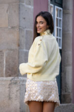 CAMISOLA DE MALHA AMARELA COM BOTÕES DOURADOS PONTO CHIC - Image 6