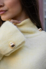 CAMISOLA DE MALHA AMARELA COM BOTÕES DOURADOS PONTO CHIC - Image 4