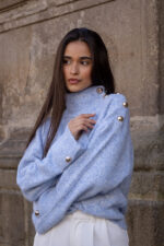 CAMISOLA DE MALHA AZUL COM BOTÕES DOURADOS PONTO CHIC