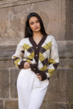 CASACO DE MALHA CASTANHO E VERDE COM PADRÃO LOSANGOS PONTO CHIC