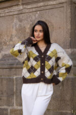 CASACO DE MALHA CASTANHO E VERDE COM PADRÃO LOSANGOS PONTO CHIC - Image 2