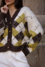 CASACO DE MALHA CASTANHO E VERDE COM PADRÃO LOSANGOS PONTO CHIC - Image 3