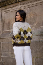 CASACO DE MALHA CASTANHO E VERDE COM PADRÃO LOSANGOS PONTO CHIC - Image 5