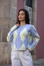 CASACO DE MALHA AZUL BEBÉ COM PADRÃO DE LOSANGOS PONTO CHIC