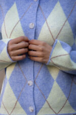 CASACO DE MALHA AZUL BEBÉ COM PADRÃO DE LOSANGOS PONTO CHIC - Image 3