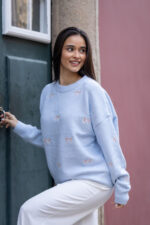 CAMISOLA DE MALHA AZUL COM BORDADOS DE LAÇOS PONTO CHIC - Image 4