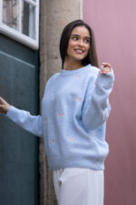 CAMISOLA DE MALHA AZUL COM BORDADOS DE LAÇOS PONTO CHIC - Image 3