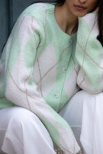 CASACO DE MALHA VERDE COM PADRÃO DE LOSANGOS PONTO CHIC - Image 3