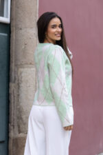 CASACO DE MALHA VERDE COM PADRÃO DE LOSANGOS PONTO CHIC - Image 4