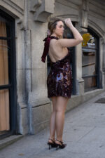 VESTIDO BORDÔ DE LANTEJOULAS COM LAÇO NO PESCOÇO PONTO CHIC - Image 8