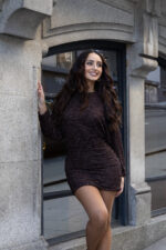 VESTIDO CASTANHO COM APLICAÇÕES BRILHANTES PONTO CHIC