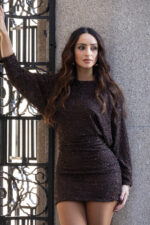 VESTIDO CASTANHO COM APLICAÇÕES BRILHANTES PONTO CHIC - Image 6