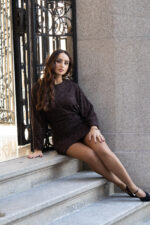 VESTIDO CASTANHO COM APLICAÇÕES BRILHANTES PONTO CHIC - Image 8