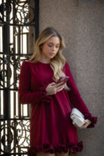 VESTIDO CURTO BORDEAUX COM FOLHOS PONTO CHIC - Image 15