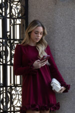 VESTIDO CURTO BORDEAUX COM FOLHOS PONTO CHIC - Image 3