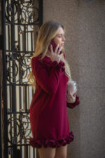 VESTIDO CURTO BORDEAUX COM FOLHOS PONTO CHIC - Image 10