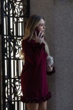 VESTIDO CURTO BORDEAUX COM FOLHOS PONTO CHIC - Image 4