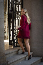 VESTIDO CURTO BORDEAUX COM FOLHOS PONTO CHIC - Image 14